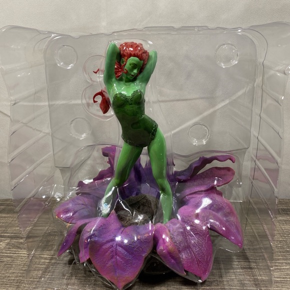 POISON IVY 9" DC Gallery Diorama Statue, Diamond Select Toy Figure - Picture 4 of 10